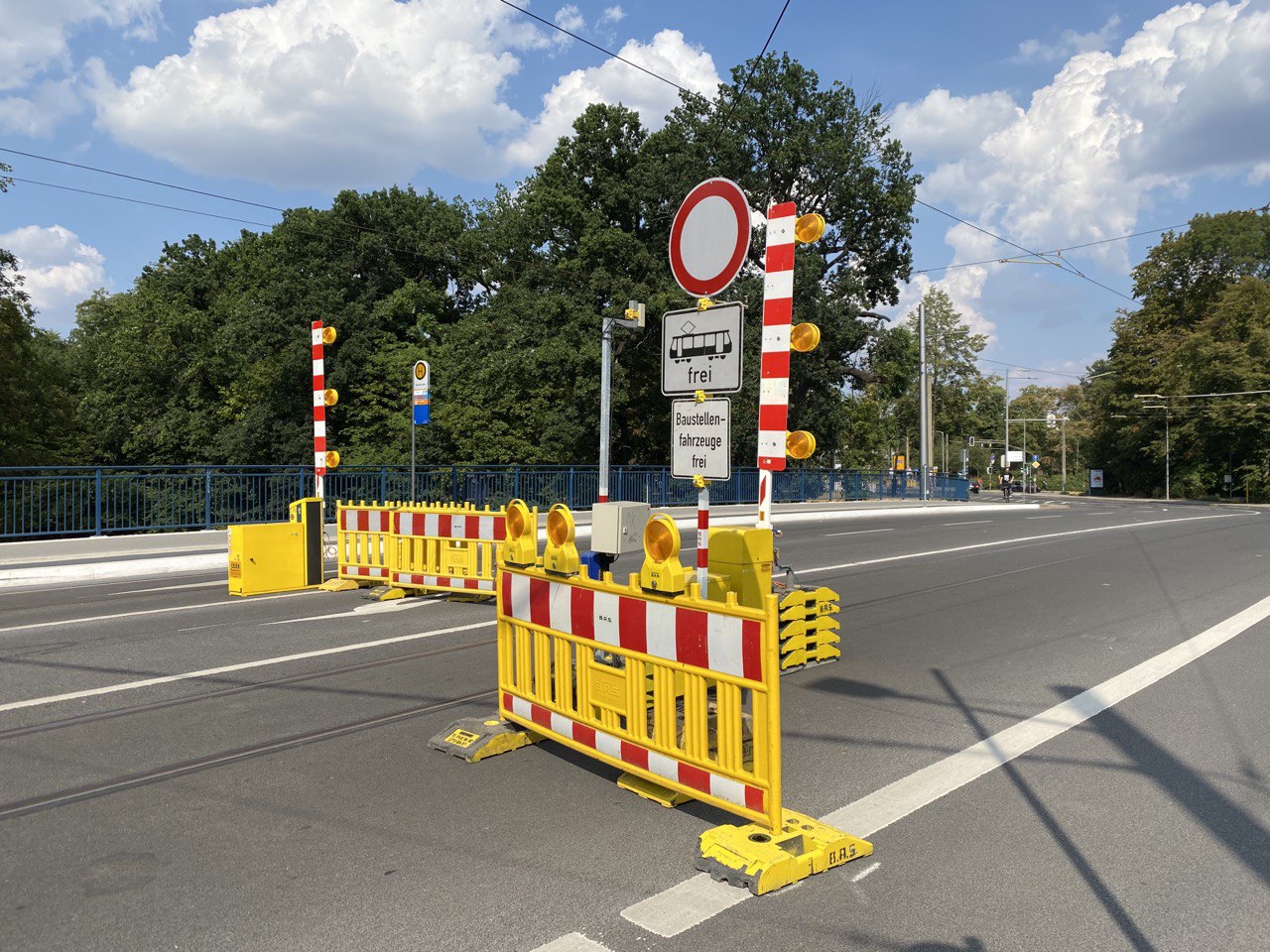 Baustellenschilder auf einer Straßenbahntrasse