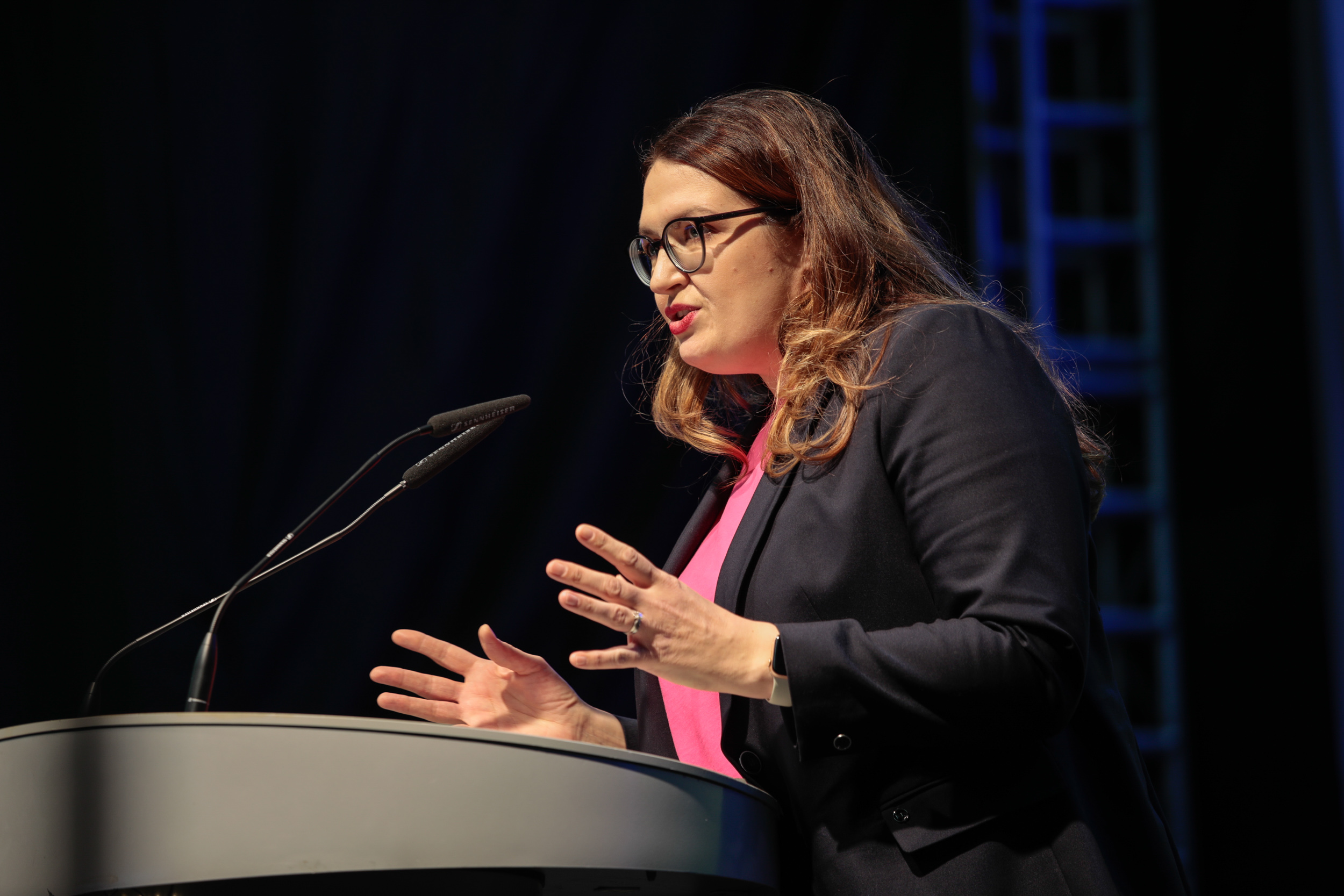 Juliane Steinmüller steht an einem Podium und hält eine Rede, Fotograf: Karsten Prausse
