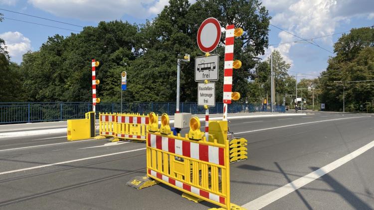 Baustellenschilder auf einer Straßenbahntrasse