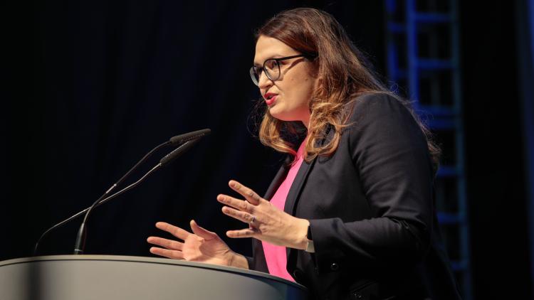 Juliane Steinmüller steht an einem Podium und hält eine Rede, Fotograf: Karsten Prausse