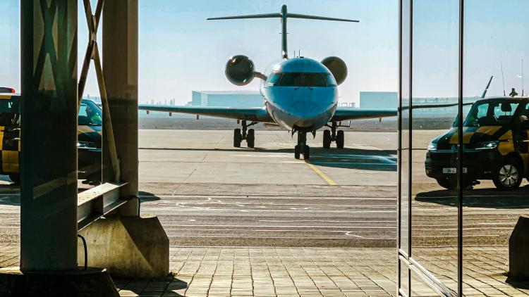 Flieger am Gate Leipzig/Halle Airport