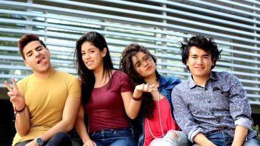 Gruppe von Jugendlichen sitzt vor einem Fenster