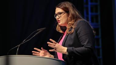 Juliane Steinmüller steht an einem Podium und hält eine Rede, Fotograf: Karsten Prausse